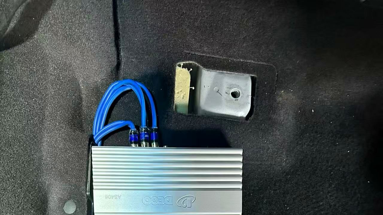 奔驰汽车音响升级案例:法国劲浪音响,奔驰R级我们的改装方式相关的湛江汽车音响改装实拍封面